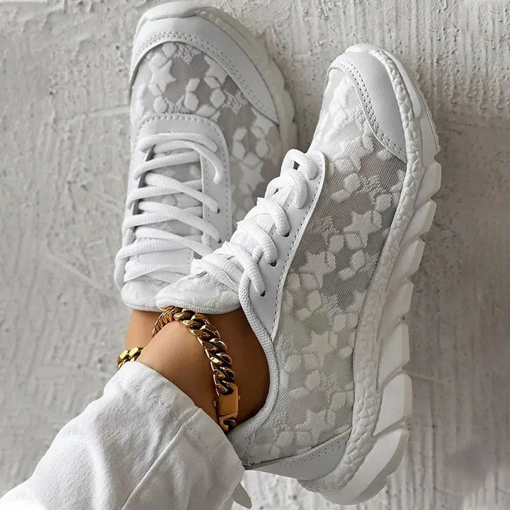 Emma - Ademende sneakers met ronde neuzen en veters
